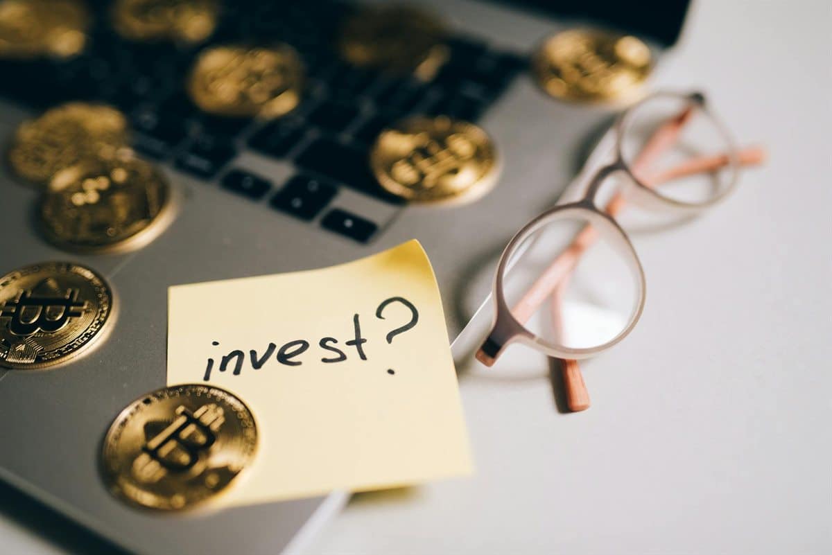 투자 차트와 태블릿으로 ETF 초보 투자 전략을 확인하는 이미지