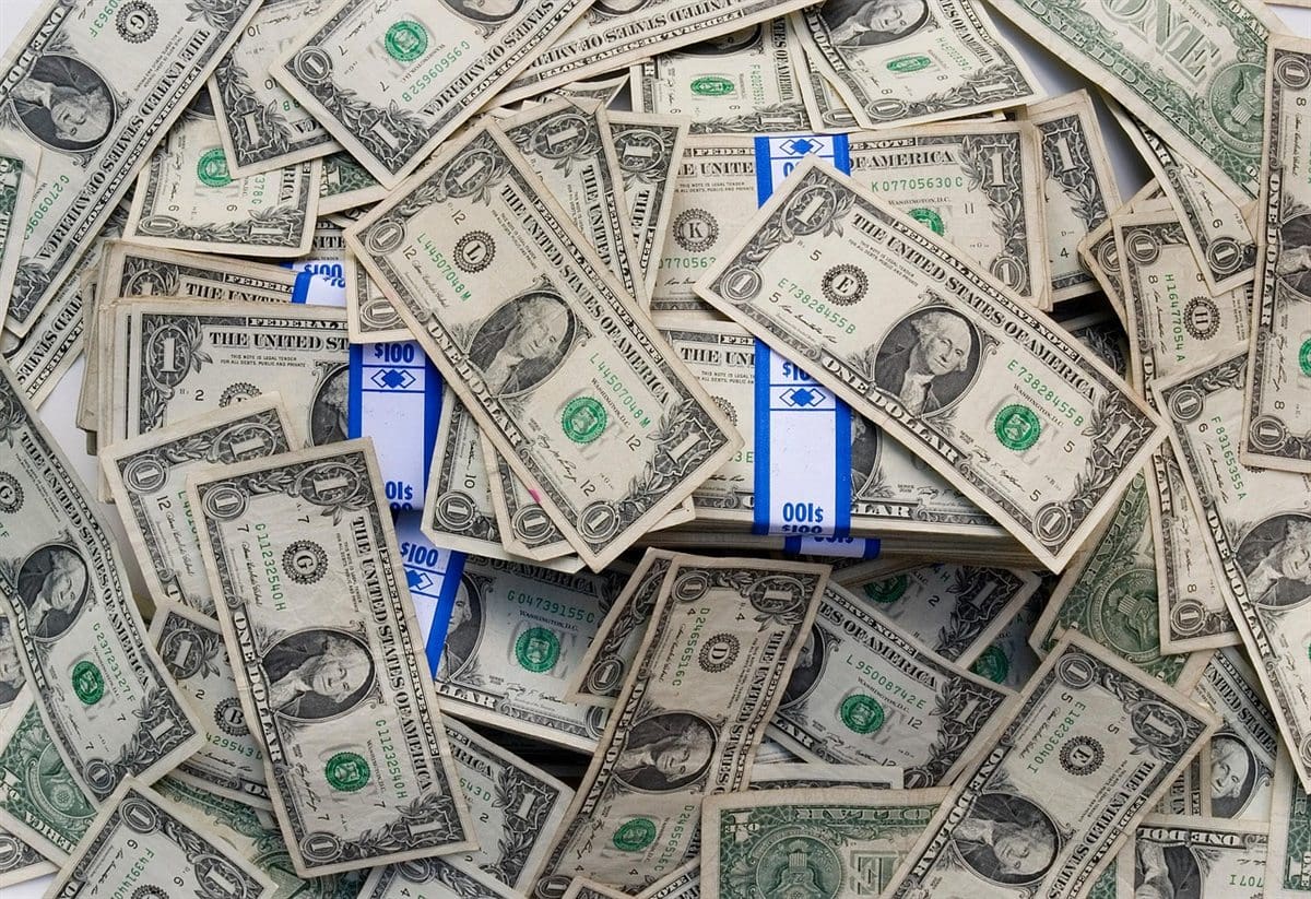 동전과 저금통으로 비상금 1,000만원을 모으는 이미지